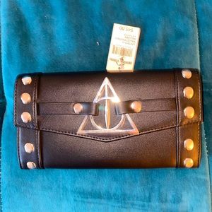 Black Harry Potter wallet. “Wallet Deathly Hallows”.